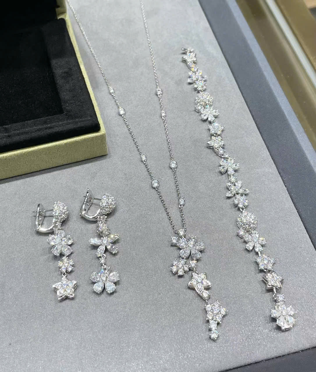 18K Folie Des Pr̩s Pendant Necklace