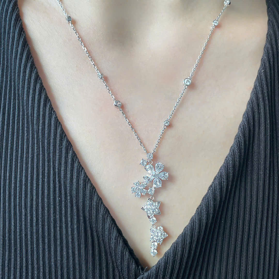 18K Folie Des Pr̩s Pendant Necklace