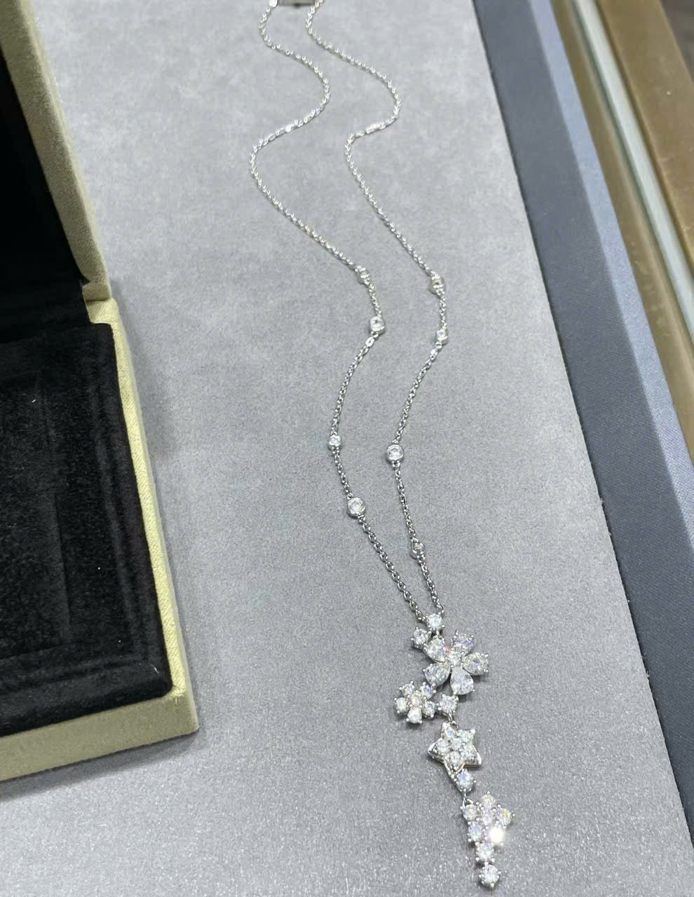 18K Folie Des Pr̩s Pendant Necklace