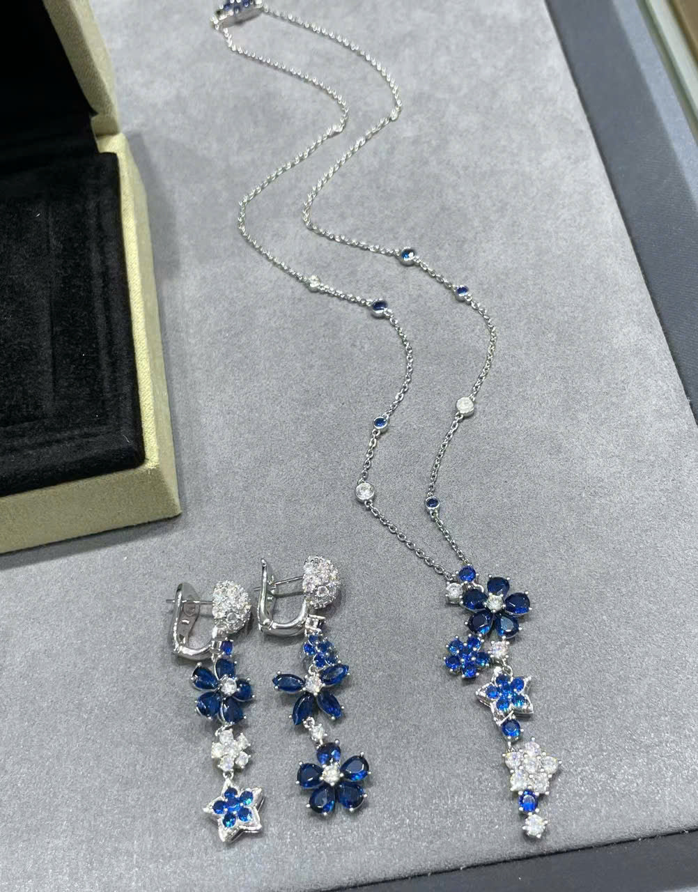 18K Folie Des Pr̩s Pendant Necklace