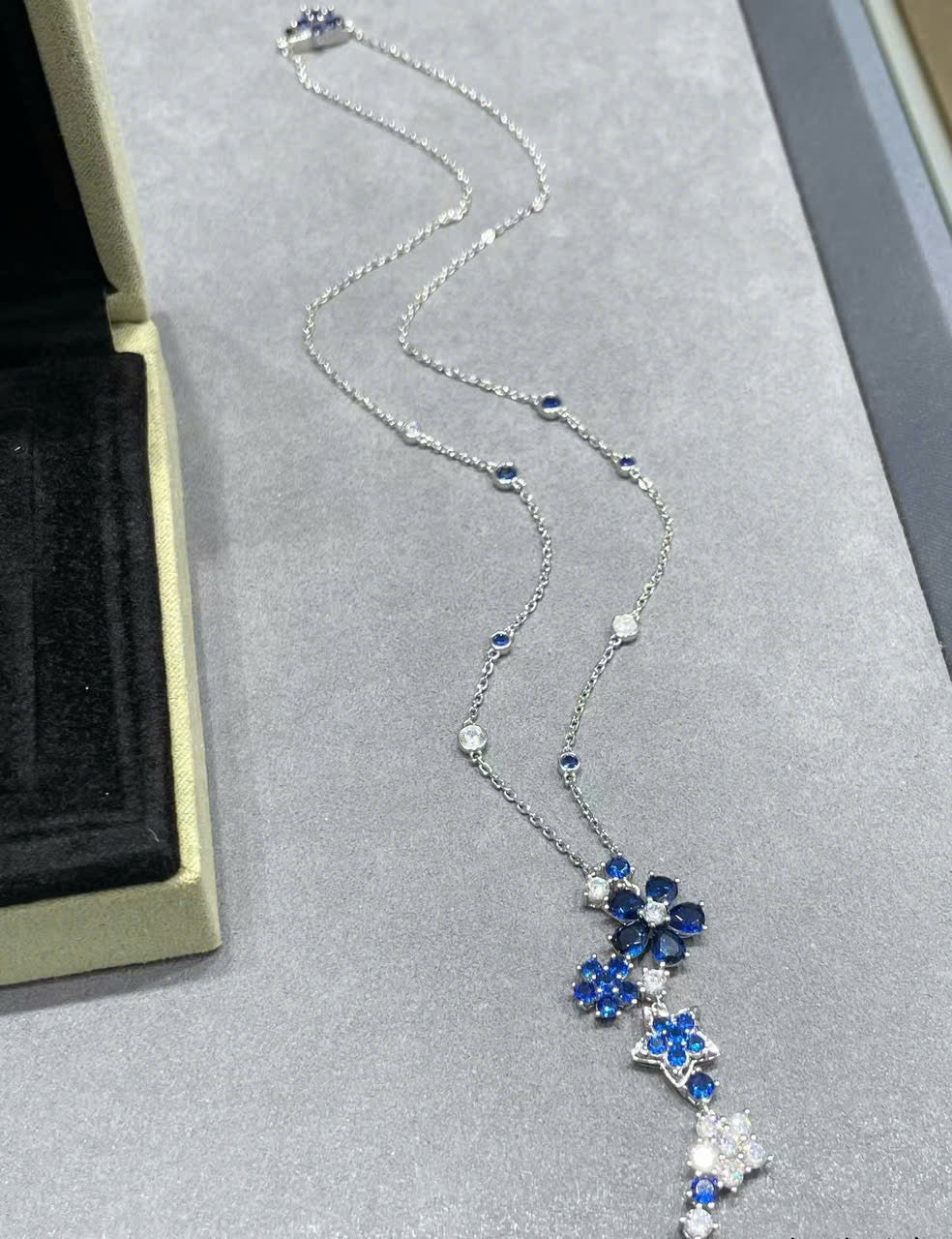 18K Folie Des Pr̩s Pendant Necklace