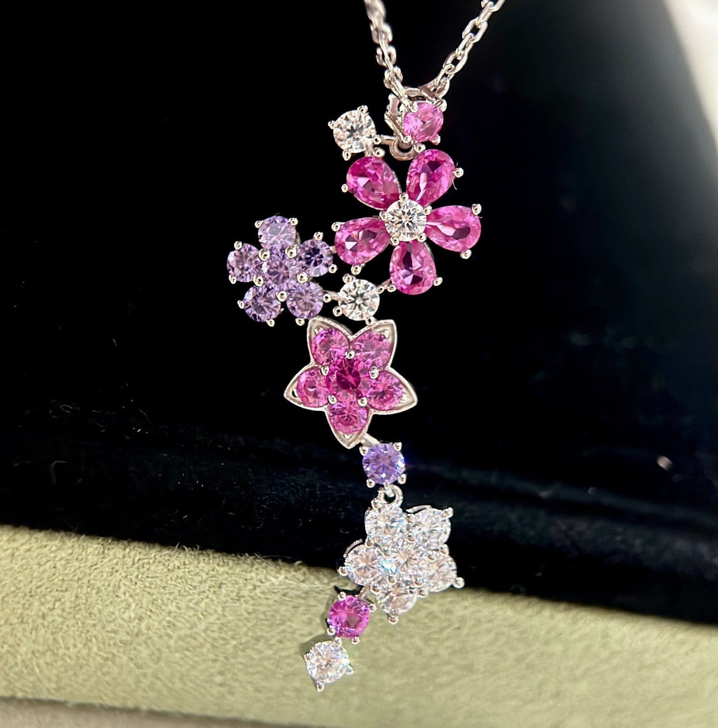 18K Folie Des Pr̩s Pendant Necklace