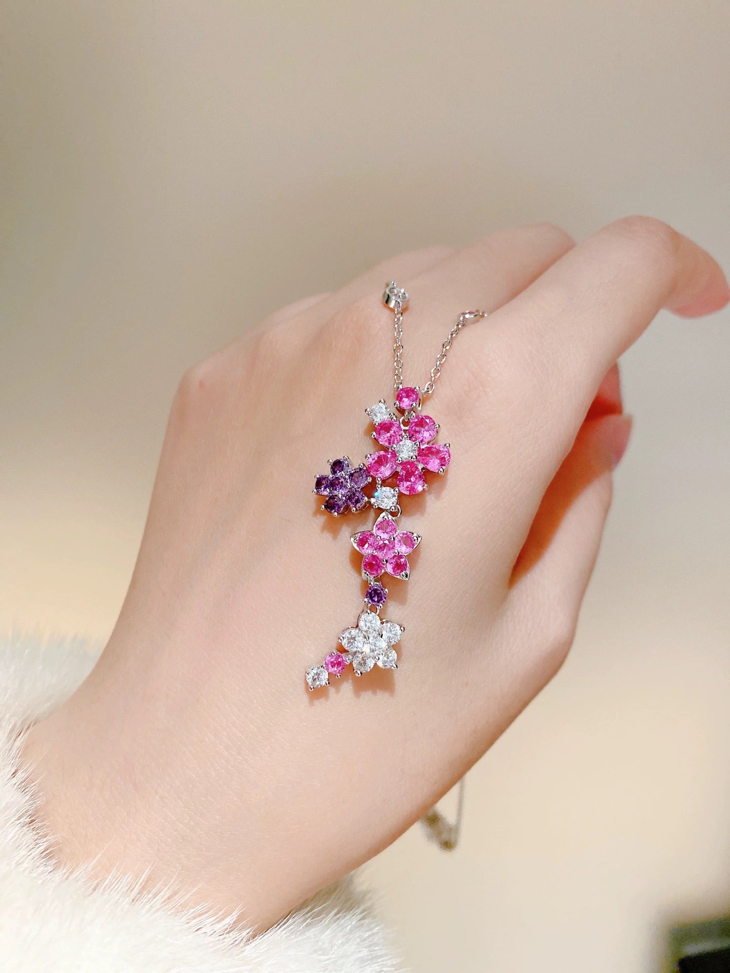 18K Folie Des Pr̩s Pendant Necklace