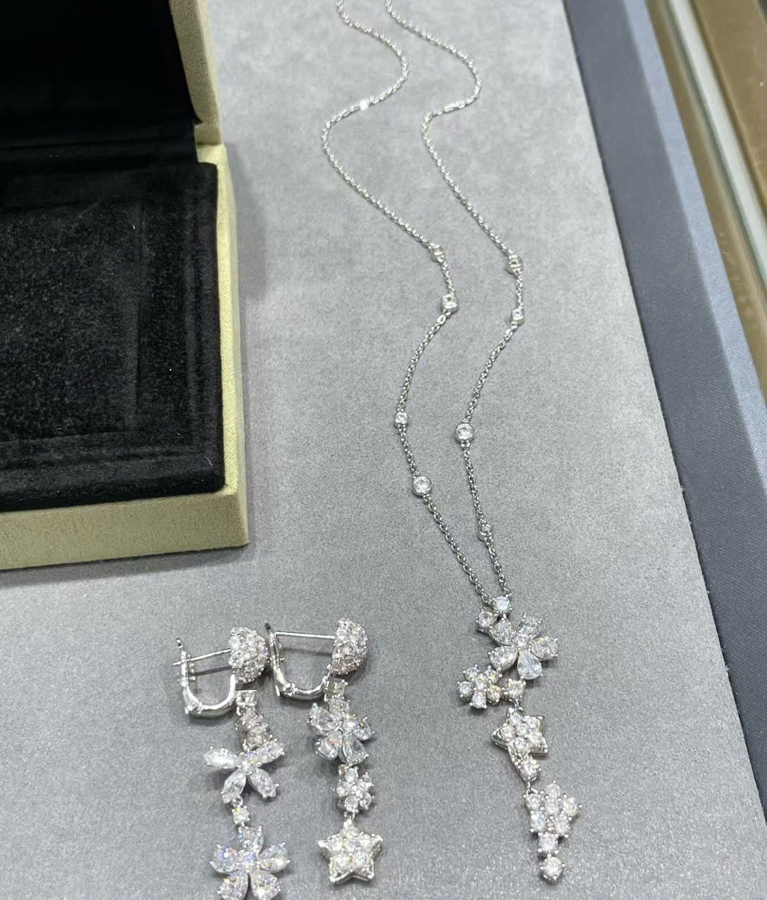 18K Folie Des Pr̩s Pendant Necklace