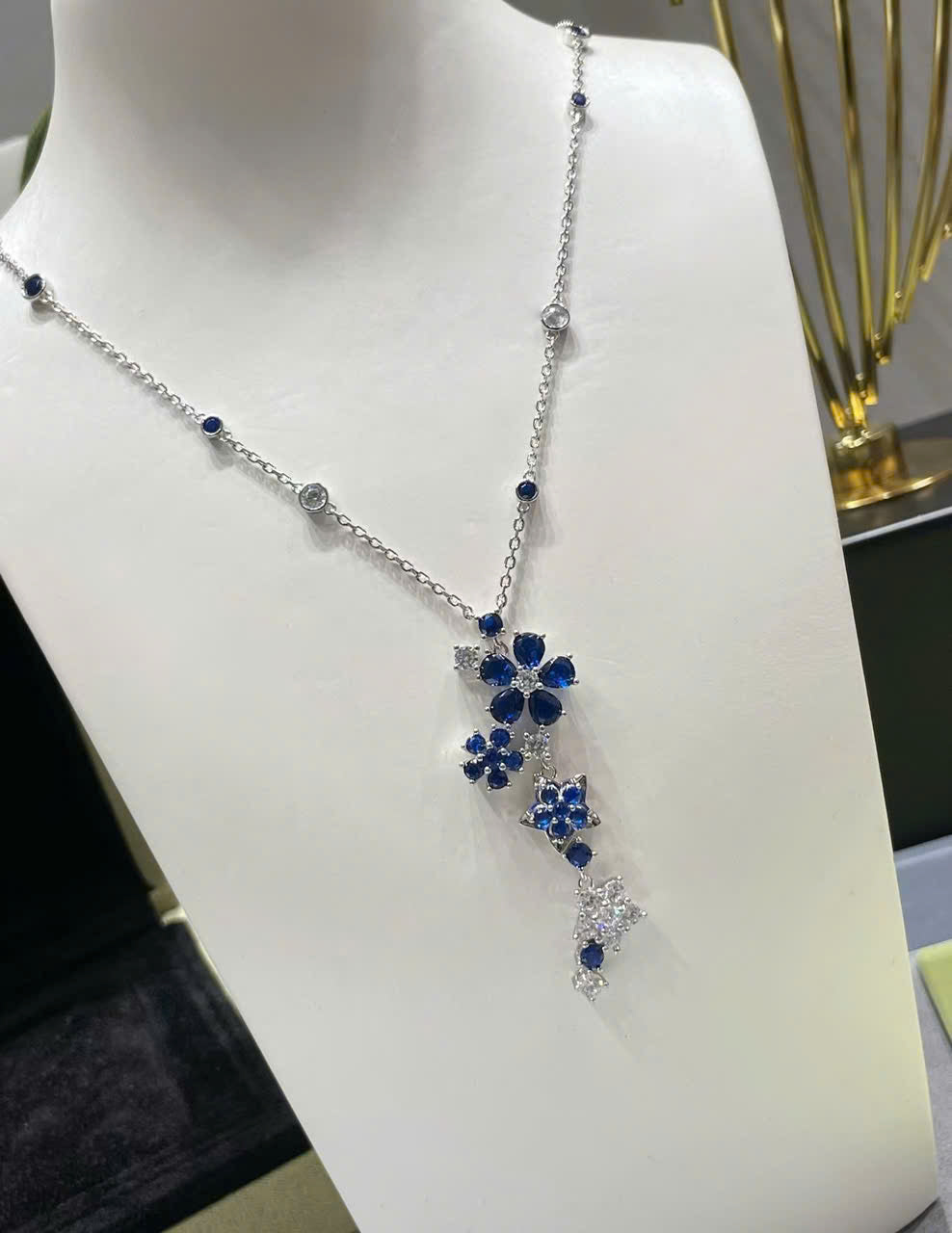18K Folie Des Pr̩s Pendant Necklace