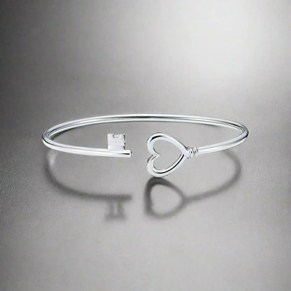 18K T Heart Key Wire Bracelet